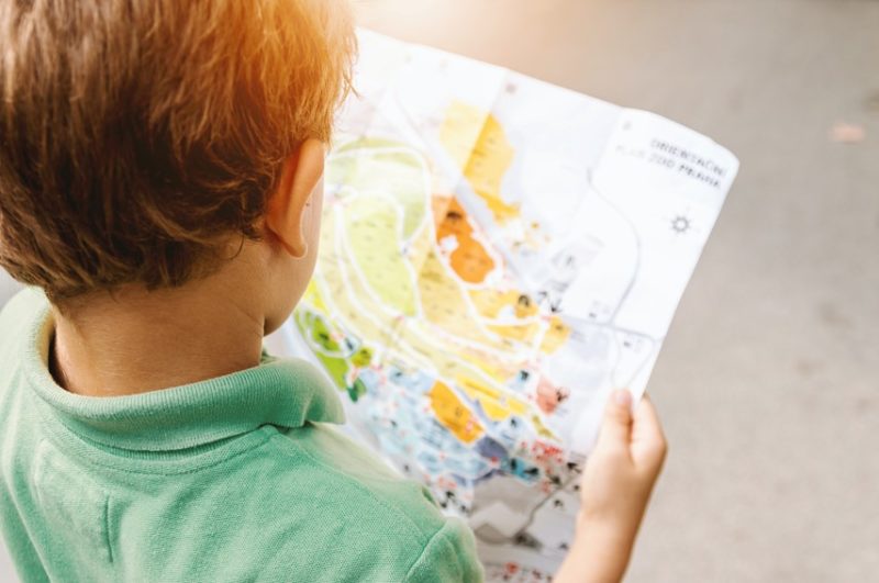 地図を見る子供、サイトマップ